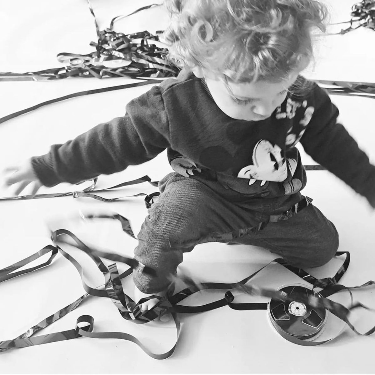 Criança a explorar materiais