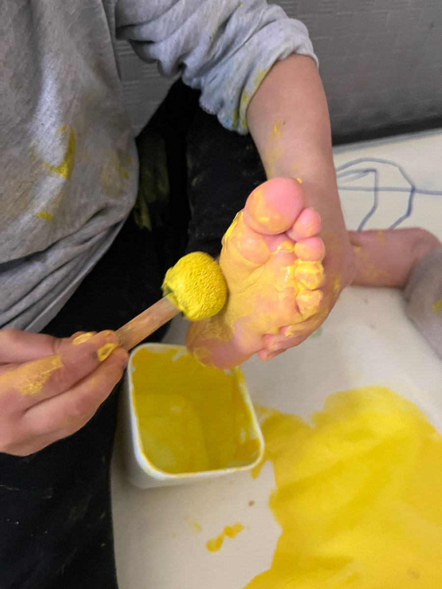 Pintura sensorial com os pés