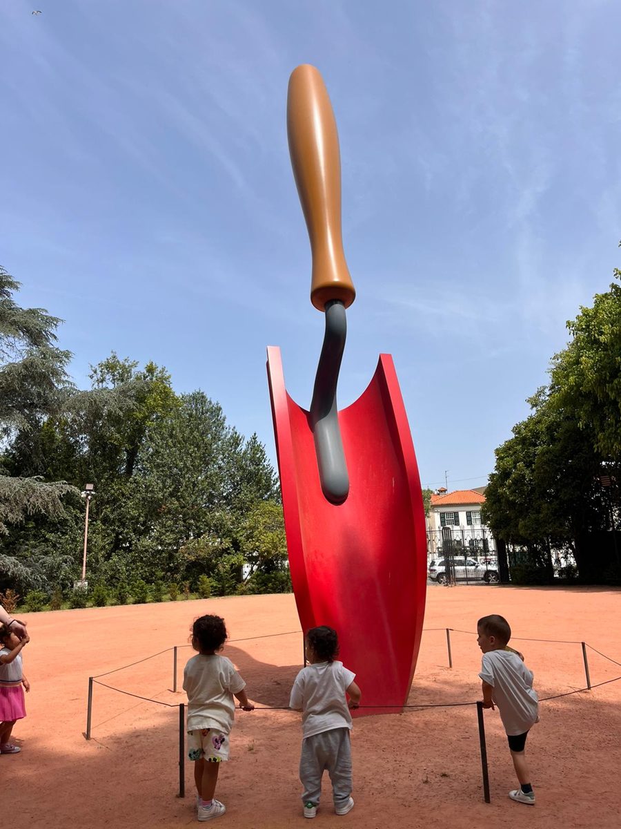 Visita a uma escultura no exterior